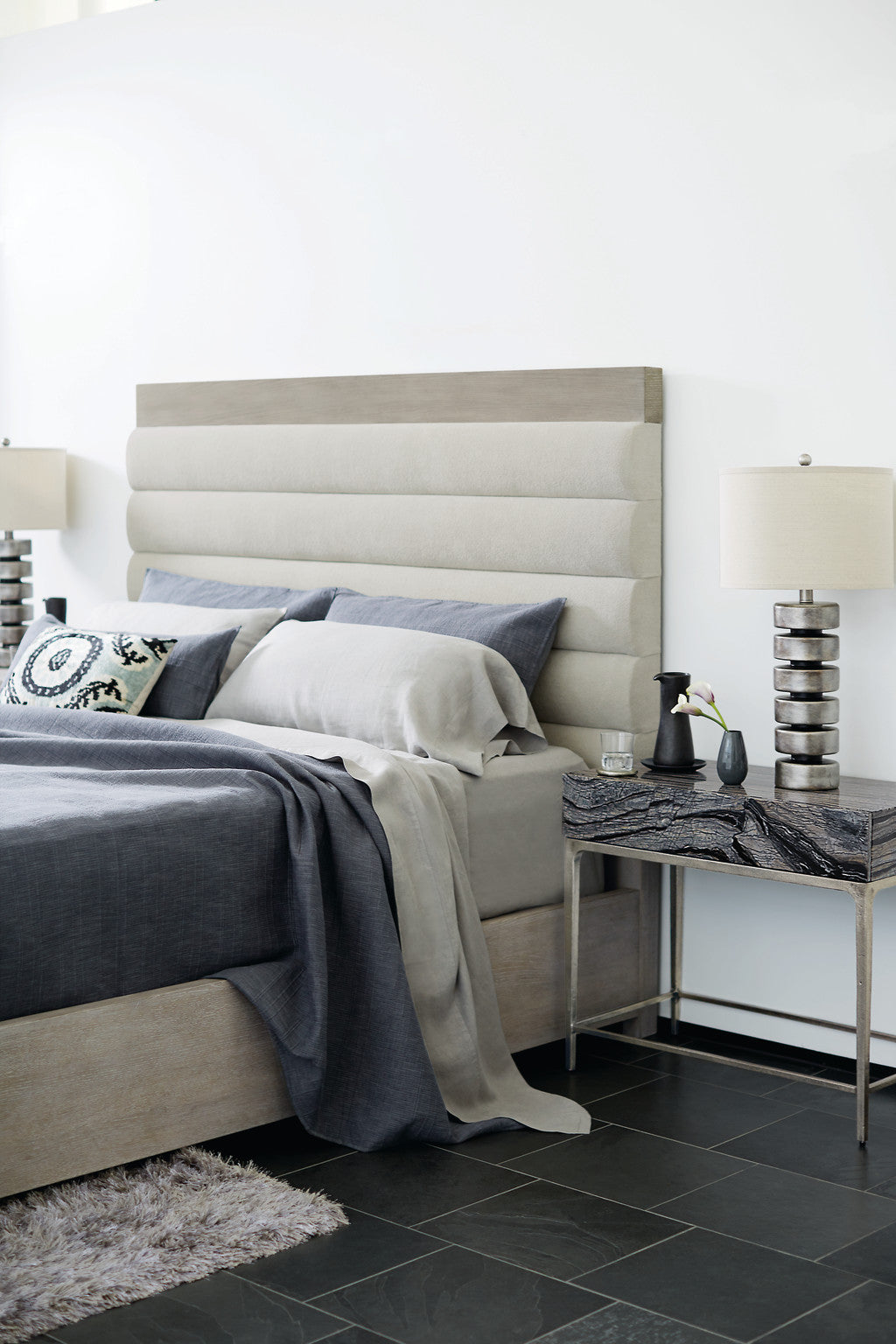 Linea Panel Bed
